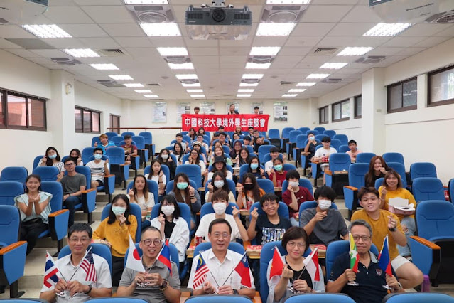 廖副校長、新竹主管與境外學生合照