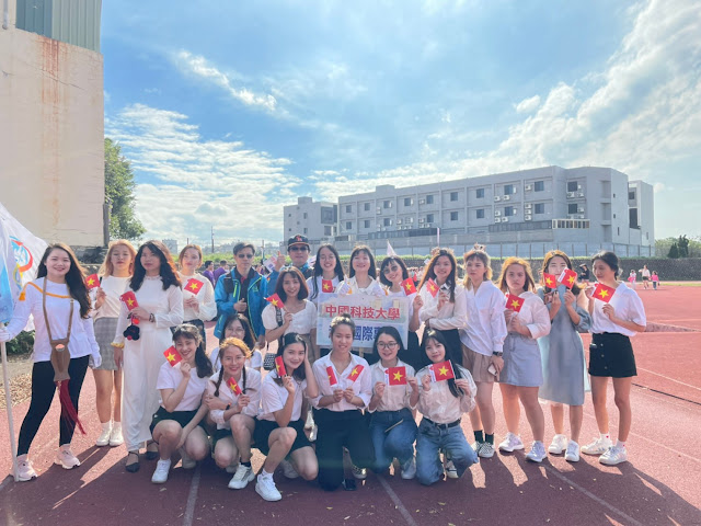 副主任張鳳逸及執行長梅國忠與專班學生合照 