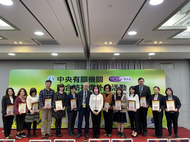 境外學生輔導工作績優資深人員合影。(右為本系優秀系友廖奕涵)