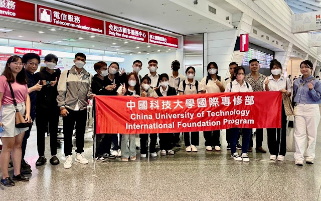 國專部梅國忠主任及同仁到桃機接機與新生大合照