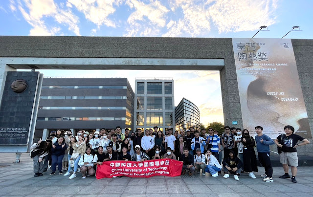 國際專修部學生參觀鶯歌博物館合照