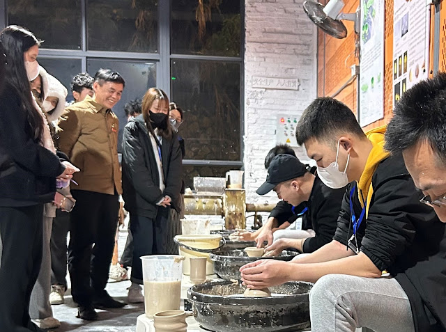 男同學們體驗陶土拉坏活動