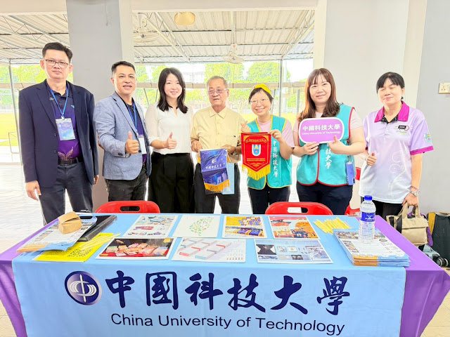 與駐大馬台北經濟文化辦事處 教育組 廖苡亘組長、檳城留臺同學會黃宗達會長、北海峇眼再也國民型中學黄昱華校長合照