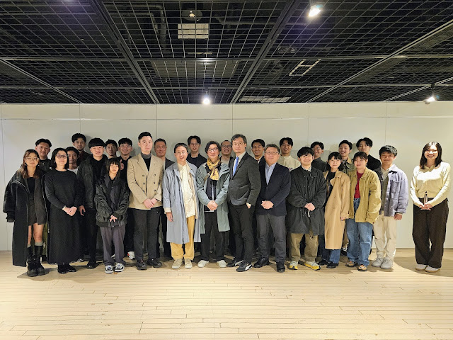 關東學院大學與本校建築系師生、日本建築大師百田有希拍攝開幕合照