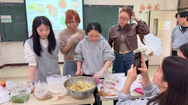國際專修部越南學生學習如何包潤餅