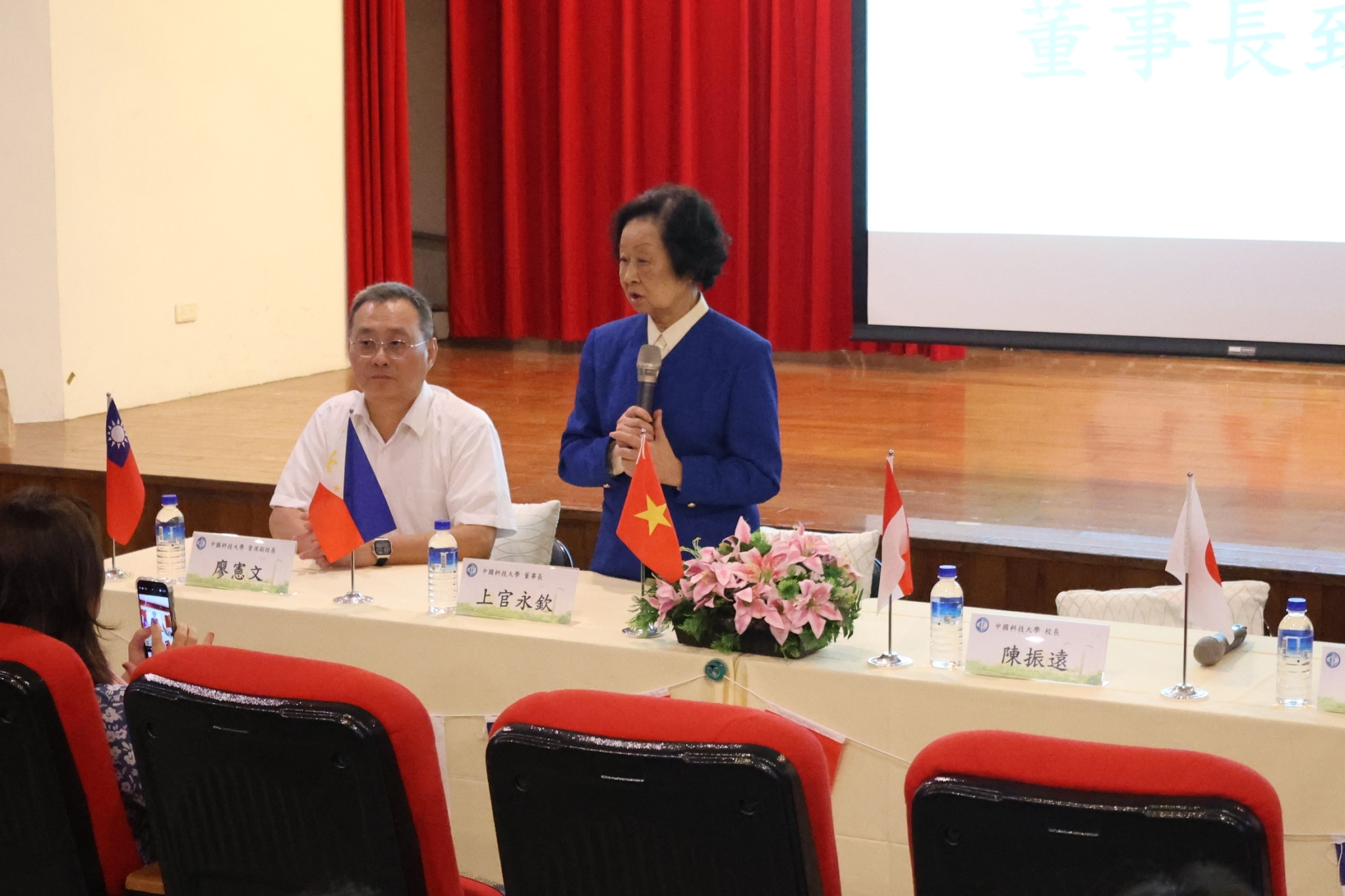 上官董事長出席境外學生座談會與外籍生熱情互動